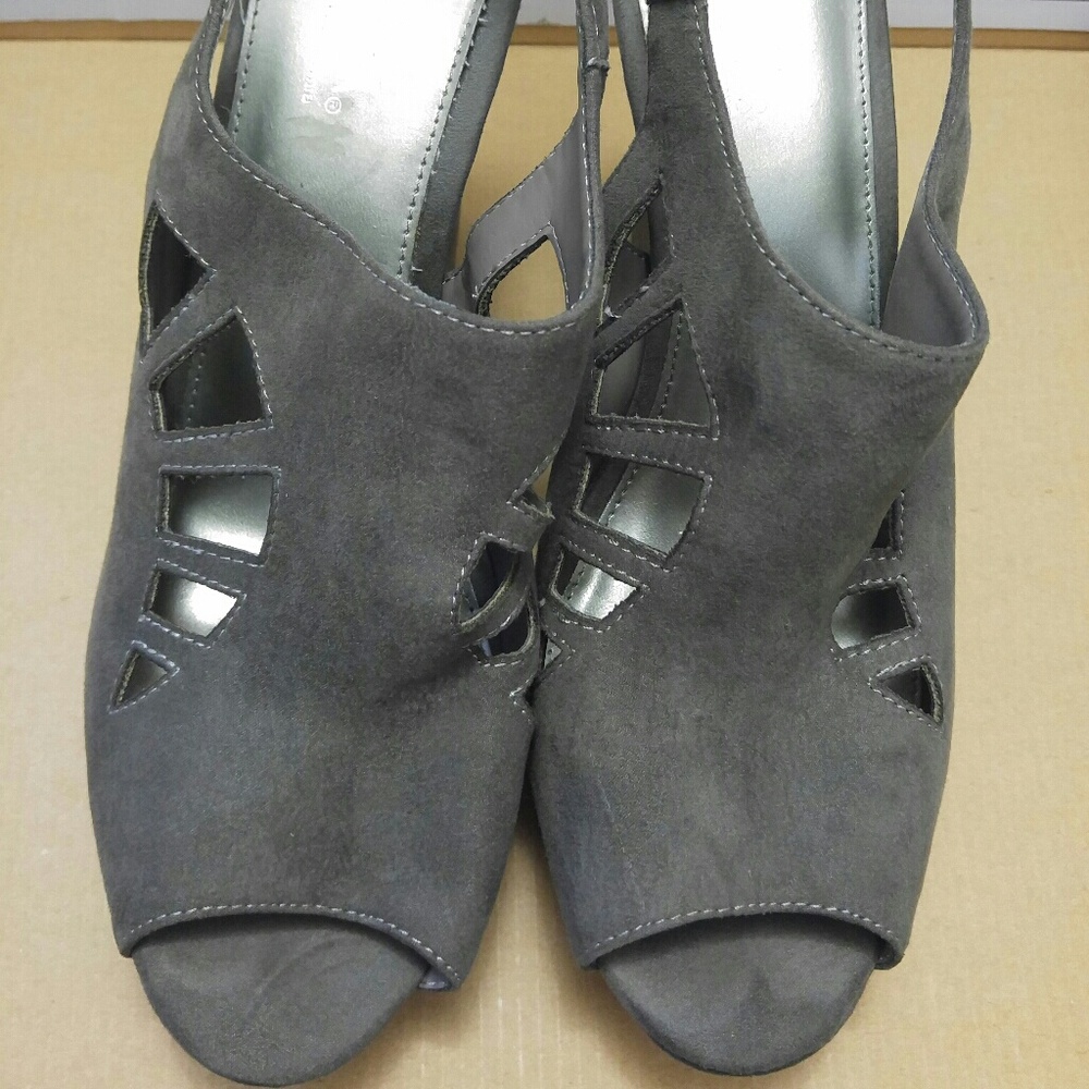 🚨Final Price🚨 Sbicca Grey Wedges